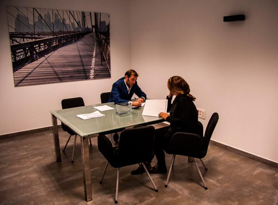 Imagen de nuestra sala de reuniones con nuestros asesores trabajando.
